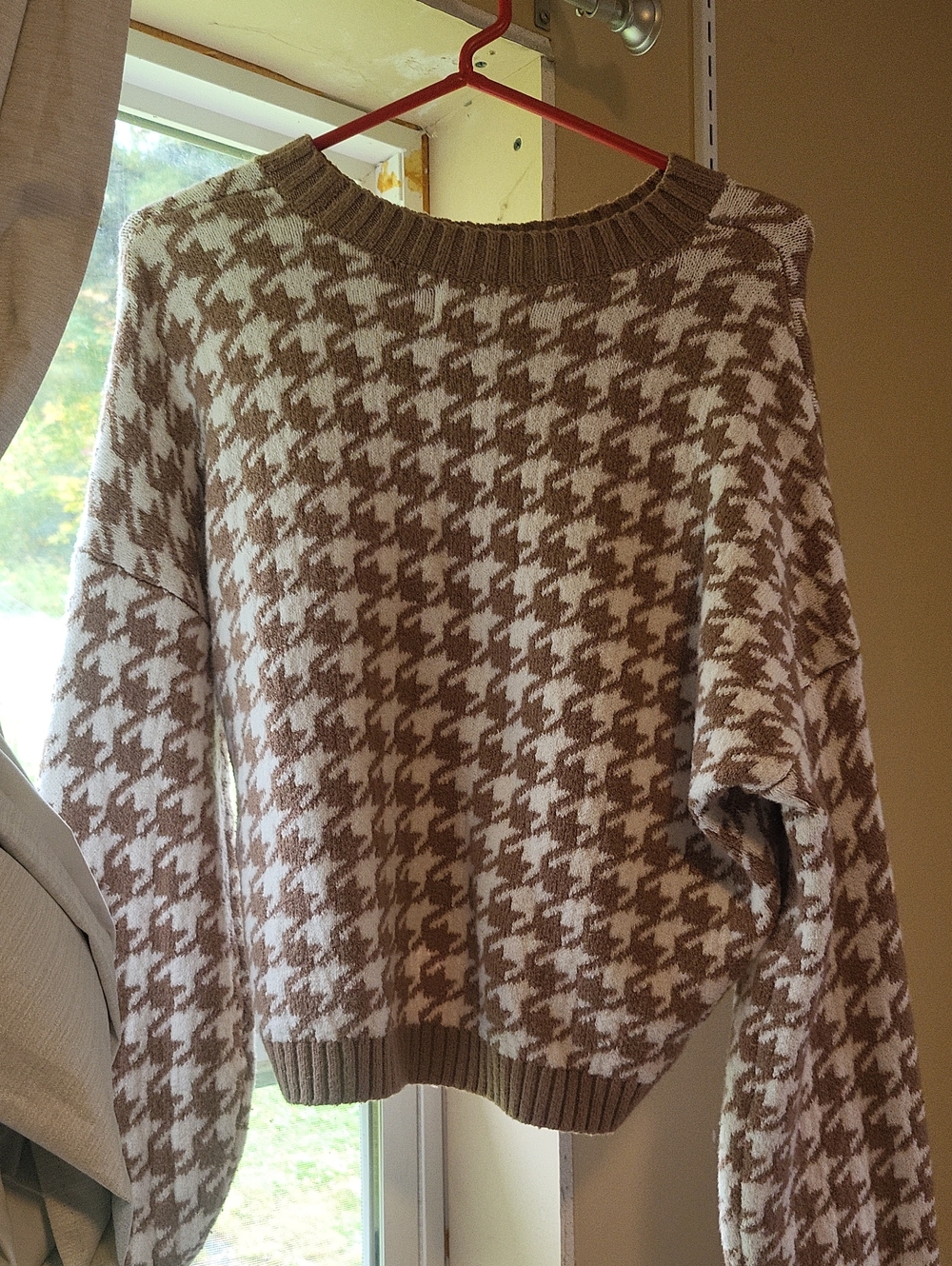 Hollister Beige and Cream Houndstooth Crewneck Sweater